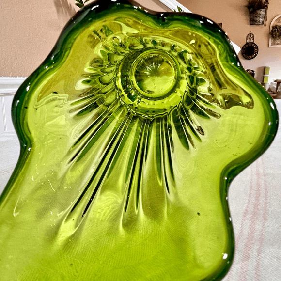 Vintage L.E. Smith 20” Green Simplicity Ribbed Swung Glass Vase Fat Bottom - Picture 9 of 9